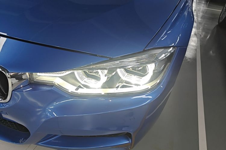 BMW 3 Series 2019 car image #23