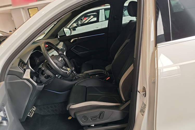 Audi Q3 2025 immagine di auto #15