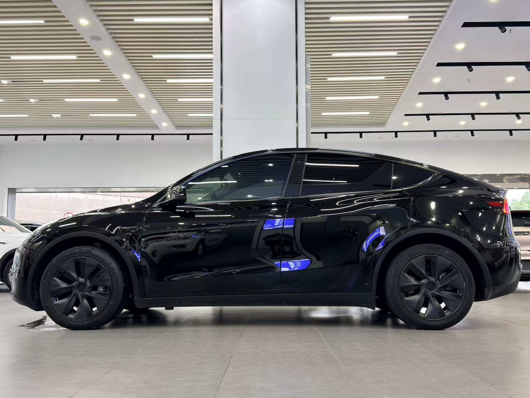 Tesla Model Y 2023 #5 Tesla Model Y 2023 car image #5