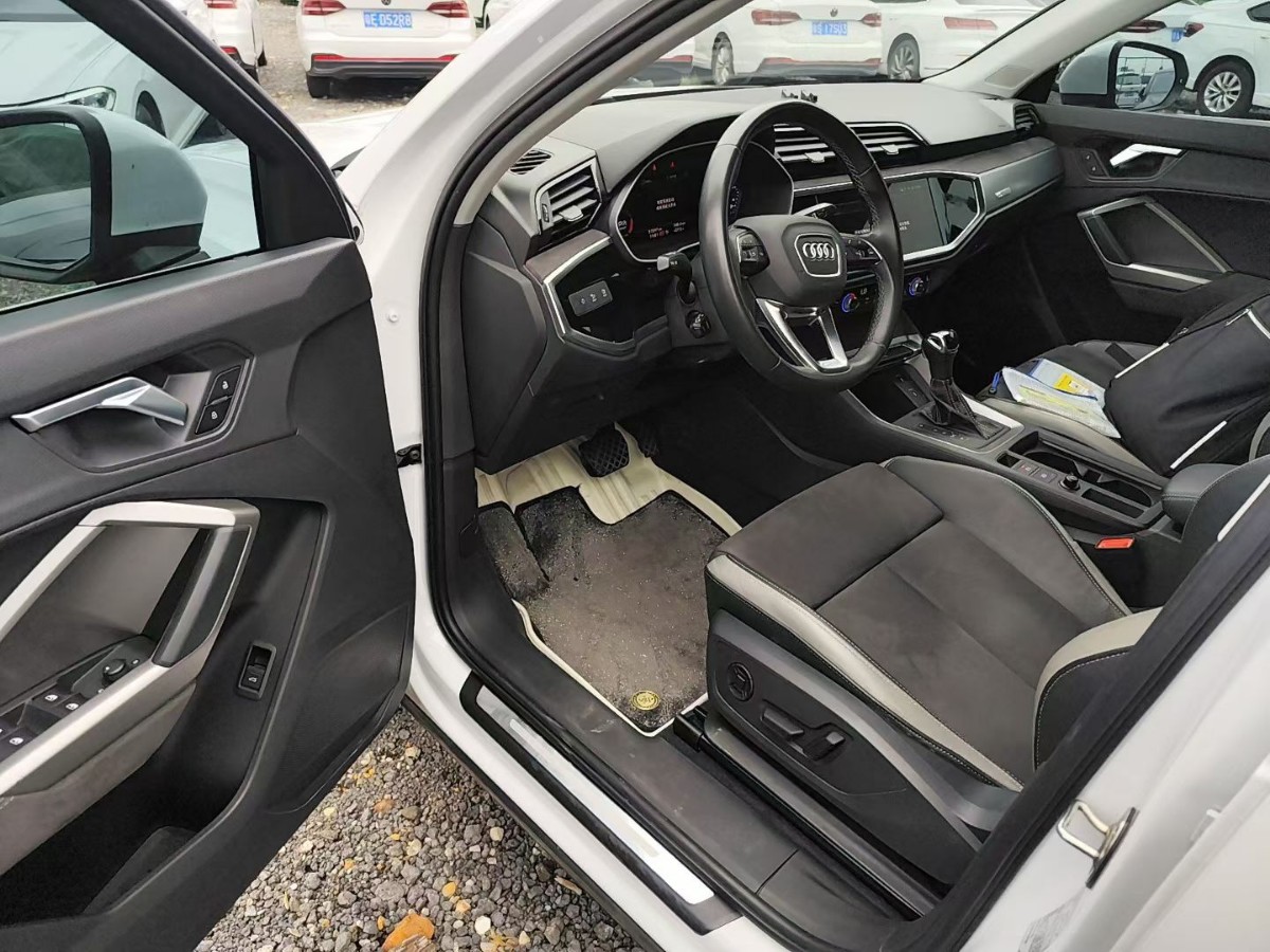 Audi Q3 2023 car image #3