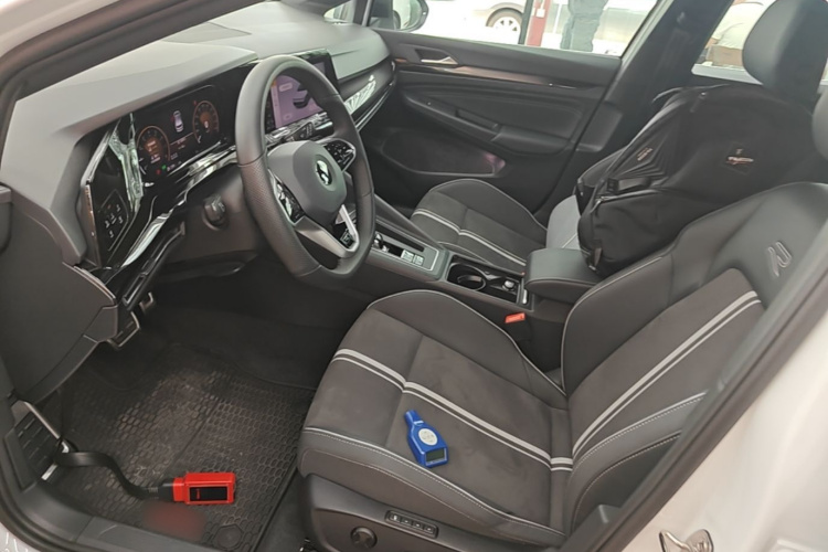 Volkswagen Golf 2023 car image #19