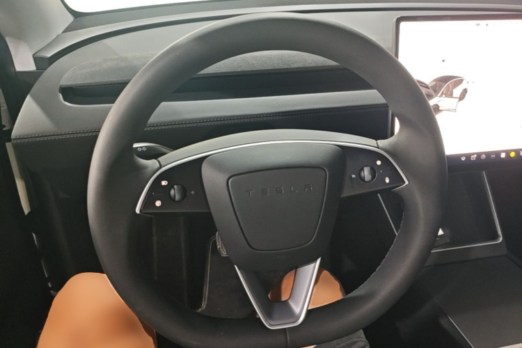 Tesla Model Y 2025 #11 Tesla Model Y 2025 car image #11