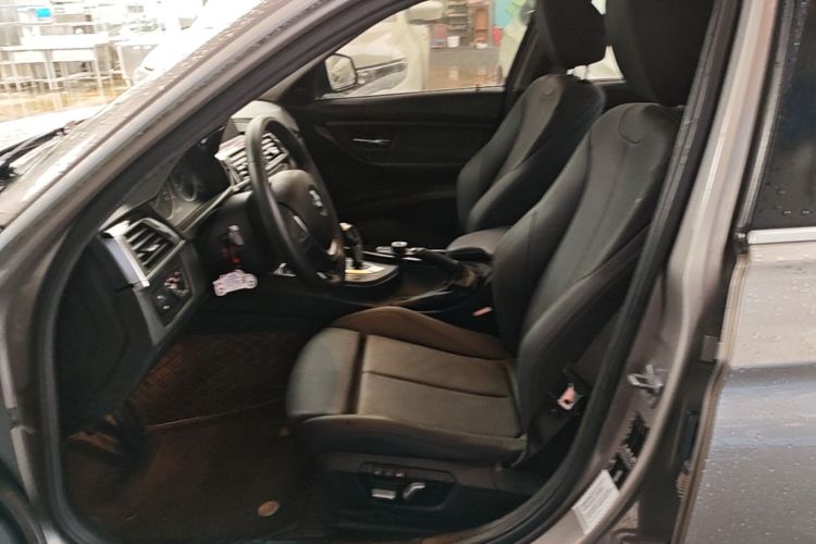 BMW 3 Series 2018 immagine di auto #15