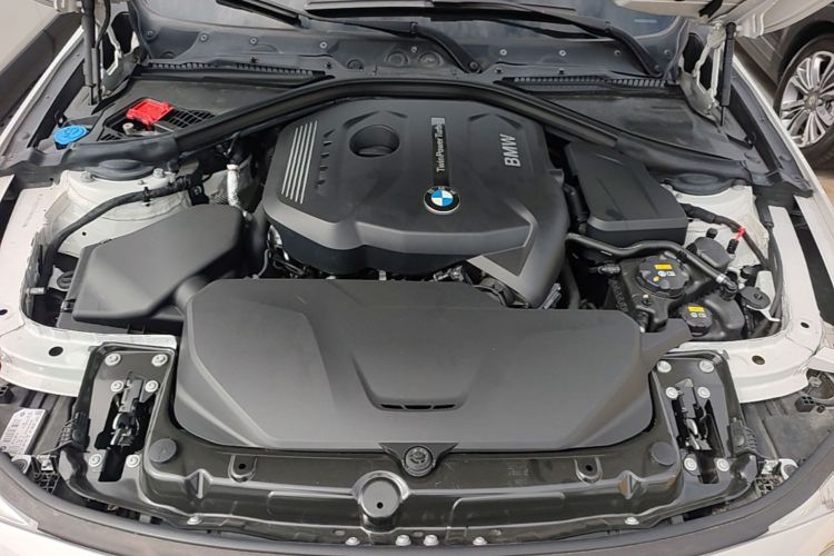 BMW 3 Series 2018 car image #22