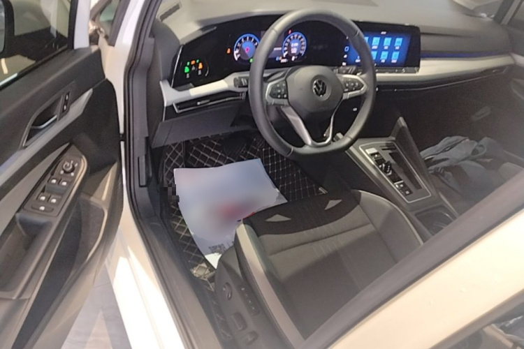 Volkswagen Golf 2025 car image #16