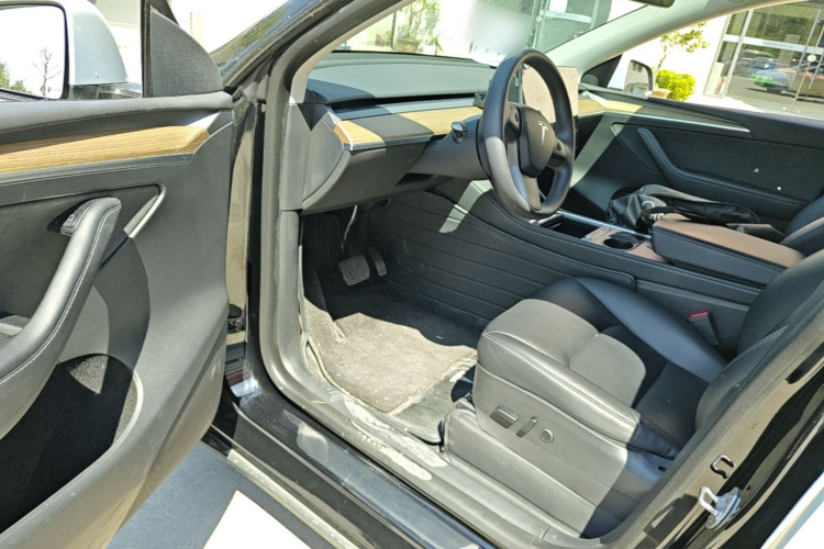 Tesla Model Y 2022 immagine di auto #16