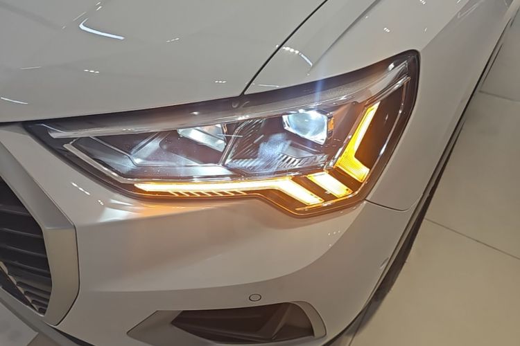 Audi Q3 2023 car image #23