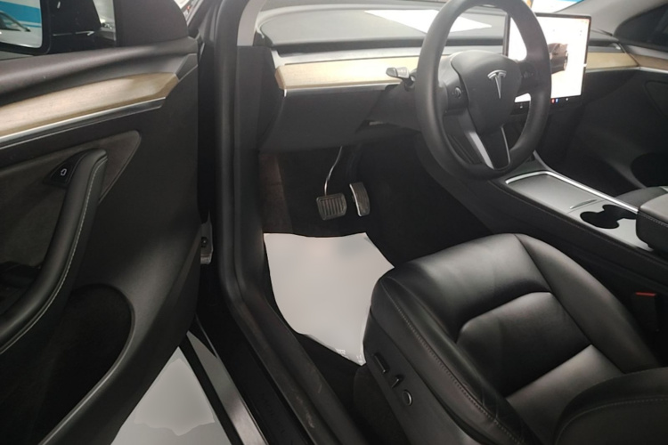 Tesla Model Y 2023 #16 Tesla Model Y 2023 car image #16