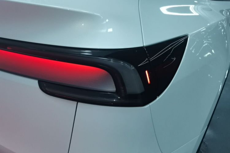 Tesla Model Y 2025 #8 Tesla Model Y 2025 car image #8