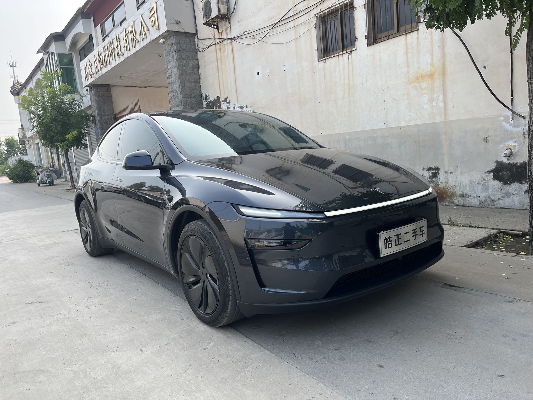 Tesla Model Y 2025 #2 Tesla Model Y 2025 car image #2