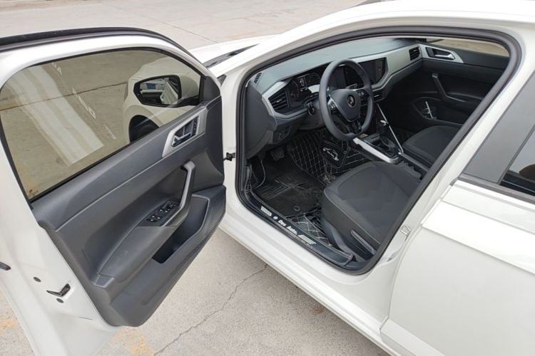 Volkswagen Polo 2022 car image #12