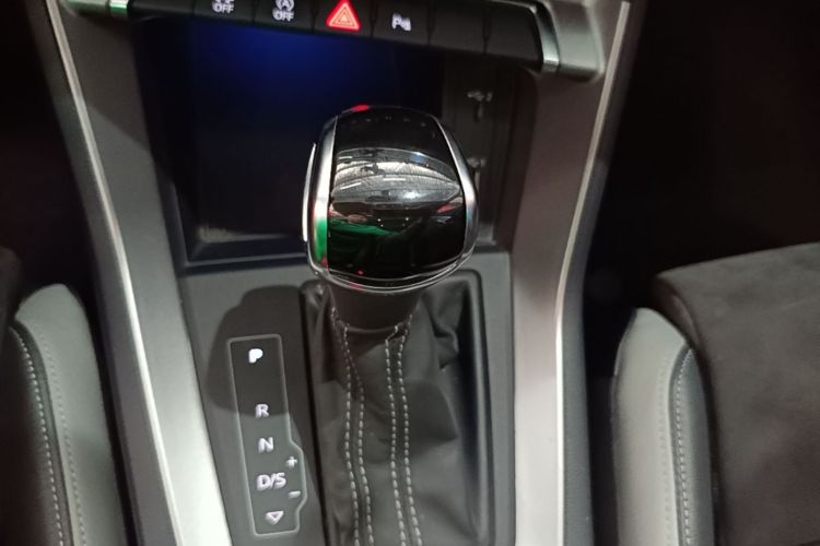 Audi Q3 2019 car image #14