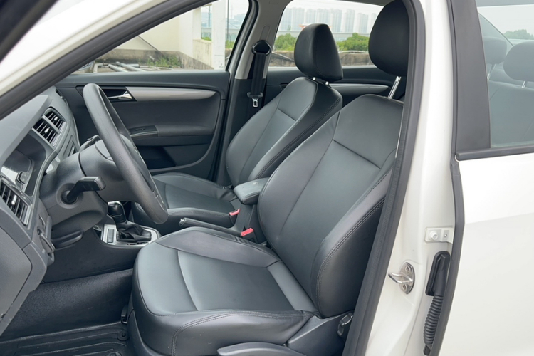Volkswagen Golf 2020 car image #18