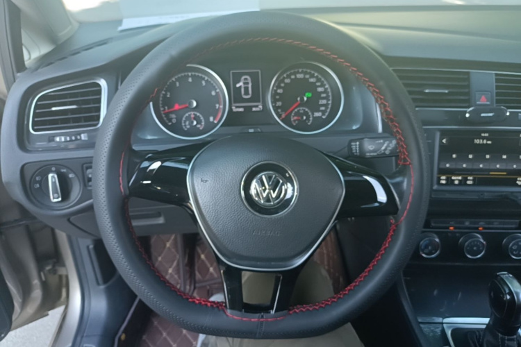 Volkswagen Golf 2017 car image #11