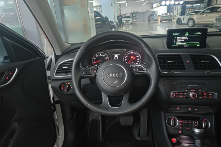 Audi Q3 2018 car image #11