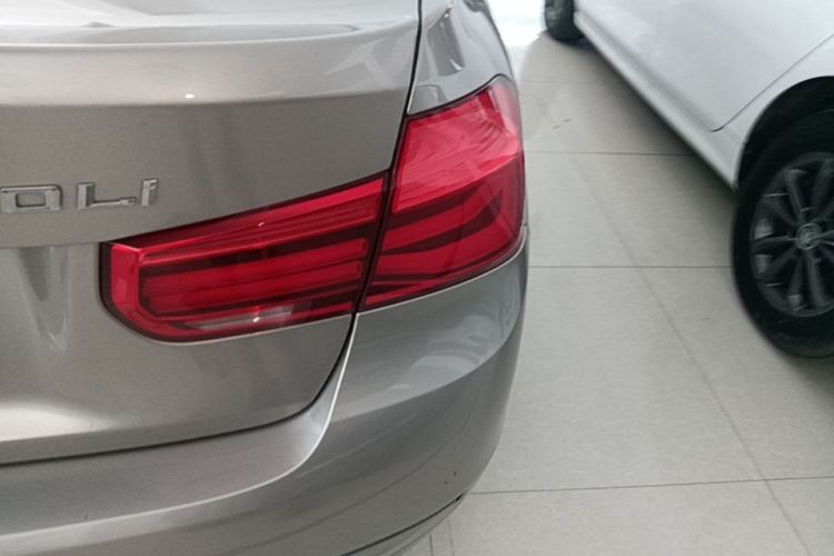 BMW 3 Series 2019 immagine di auto #8