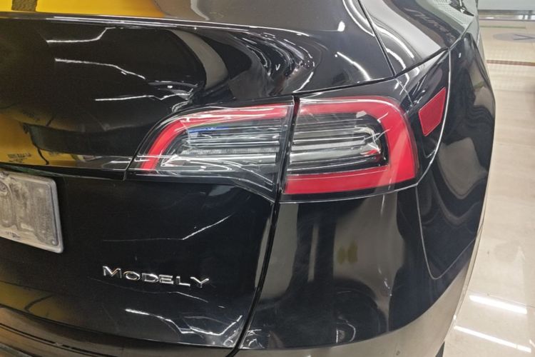 Tesla Model Y 2023 car image #8