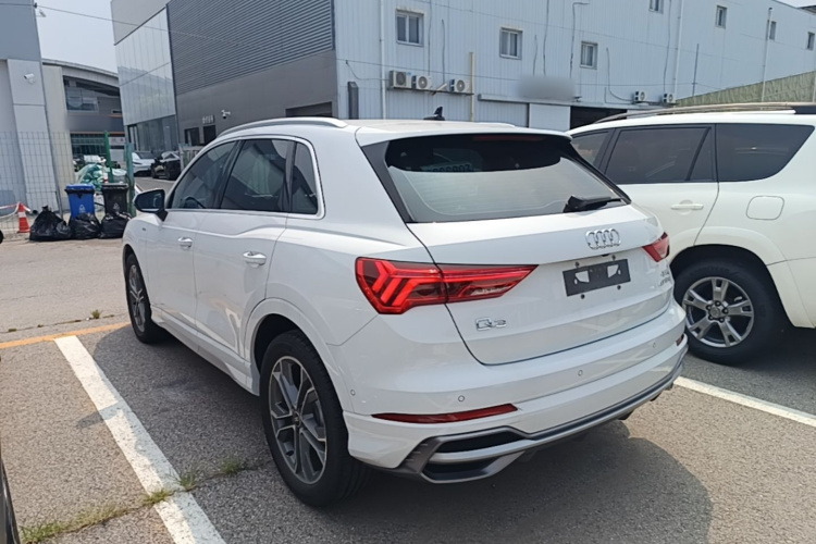 Audi Q3 2022 car image #5
