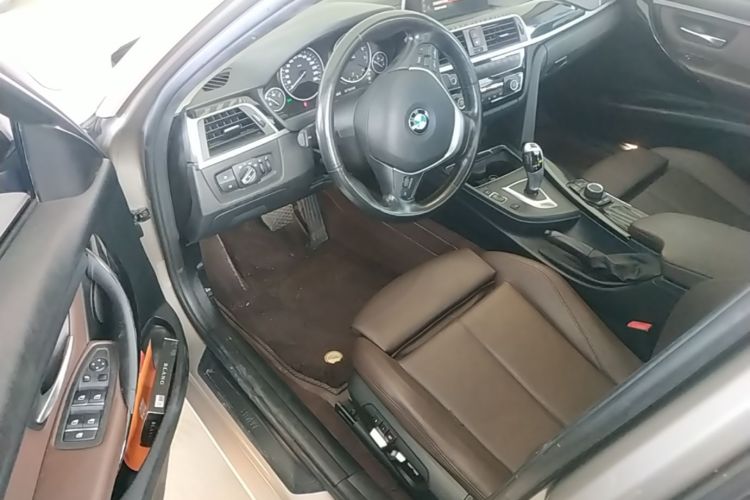 BMW 3 Series 2018 car image #16