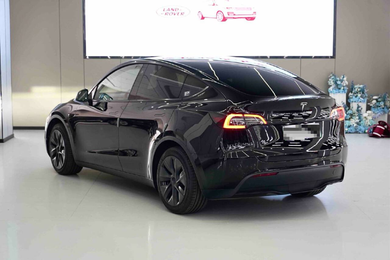 Tesla Model Y 2023 #8 Tesla Model Y 2023 car image #8