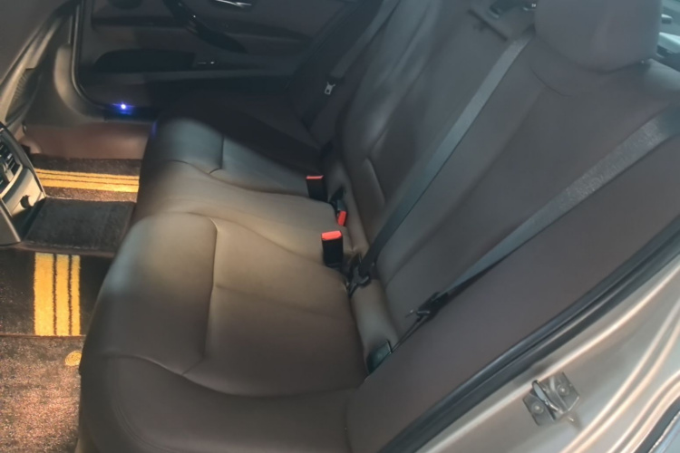 BMW 3 Series 2019 car image #17