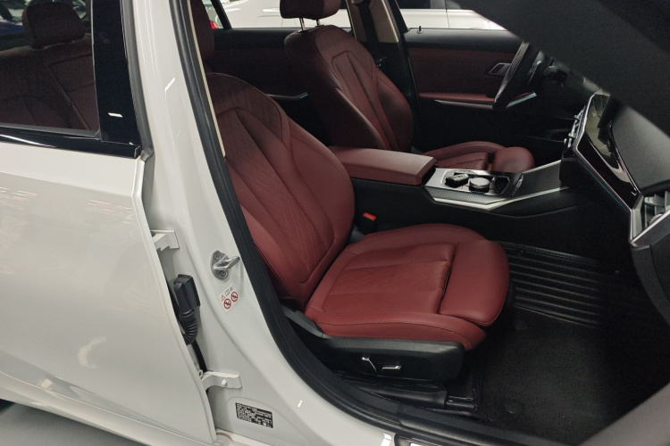 BMW 3 Series 2024 car image #24