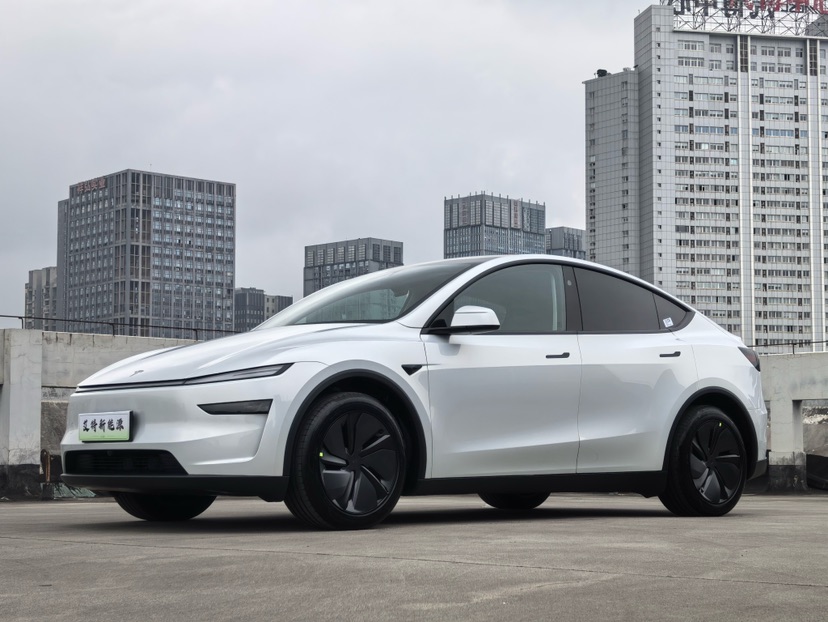 Tesla Model Y 2025 صورة سيارة 