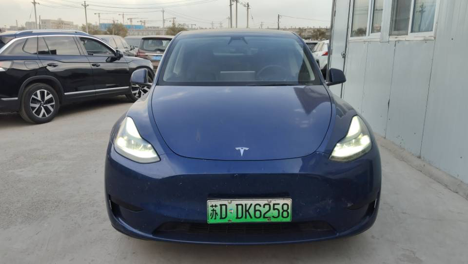 Tesla Model Y 2023 صورة سيارة #2