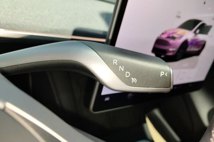 Tesla Model Y 2025 immagine di auto #18