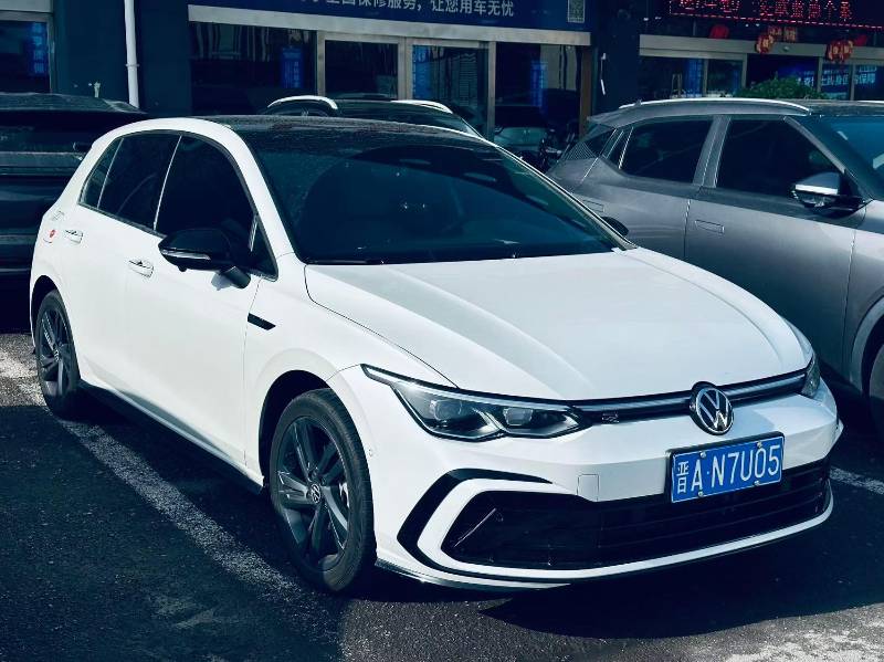 Volkswagen Golf 2023 car image #2