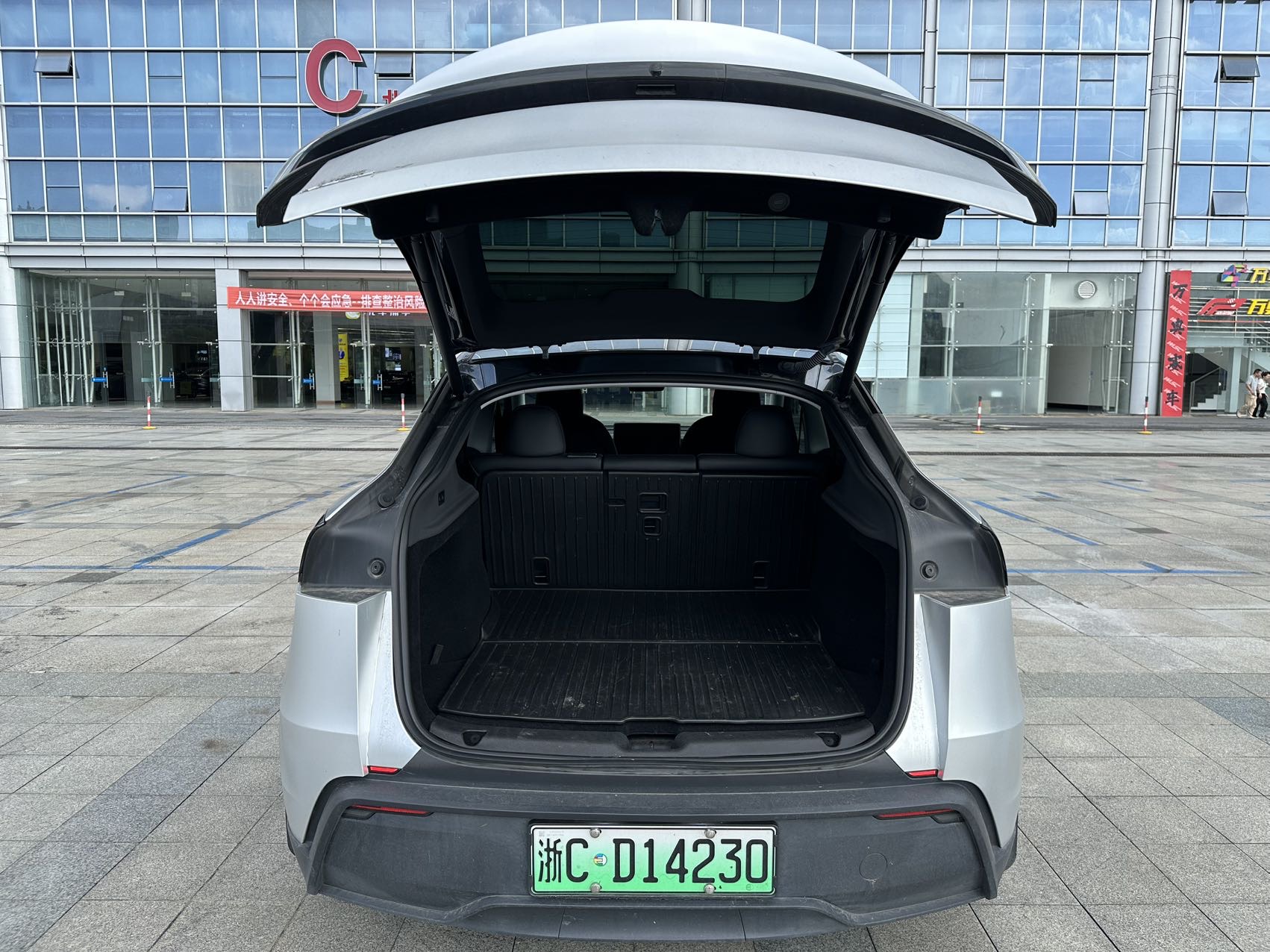 Tesla Model Y 2025 car image #11