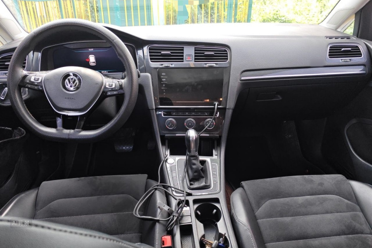 Volkswagen Golf 2020 car image #11