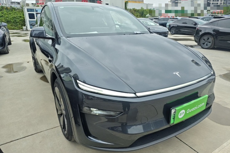 Tesla Model Y 2025 #4 Tesla Model Y 2025 car image #4