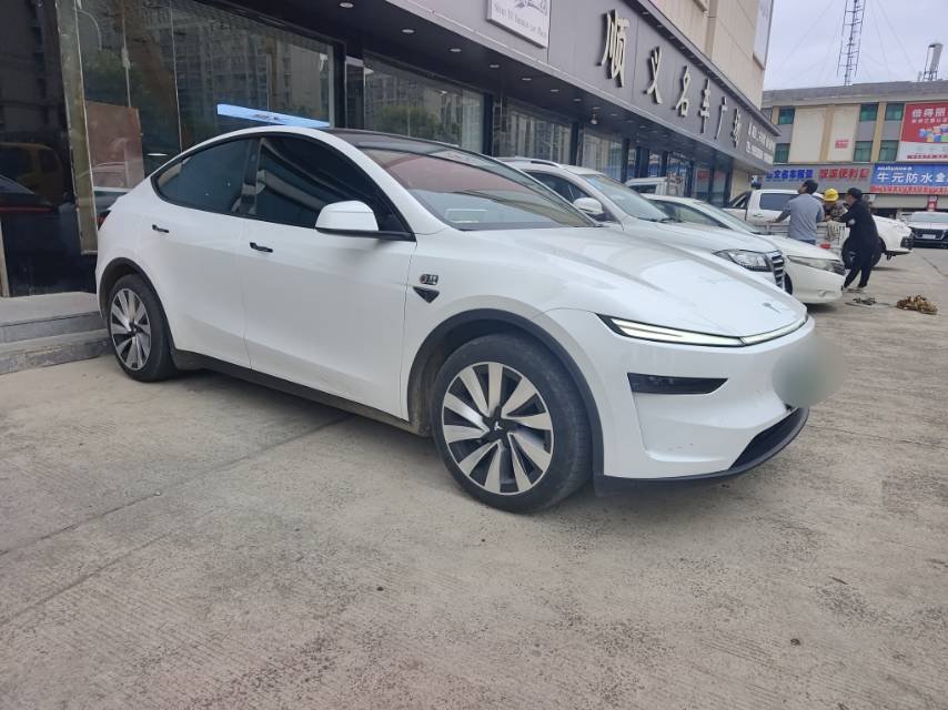 Tesla Model Y 2025 #2 Tesla Model Y 2025 car image #2