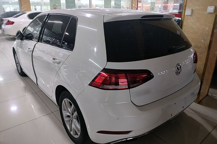 Volkswagen Golf 2018 car image #5