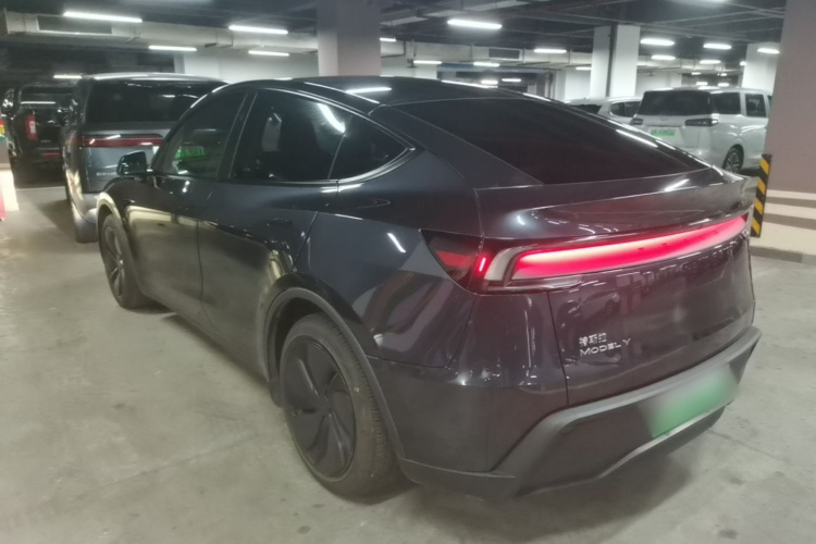 Tesla Model Y 2025 car image #5