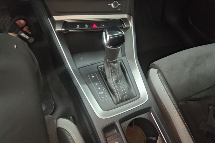 Audi Q3 2019 car image #14