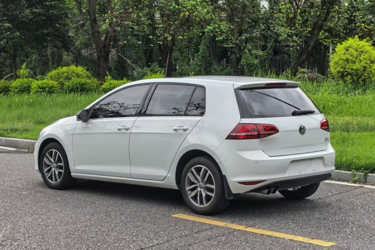 Volkswagen Golf 2017 car image #6