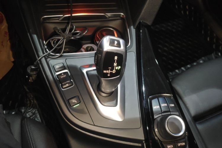 BMW 3 Series 2018 car image #14