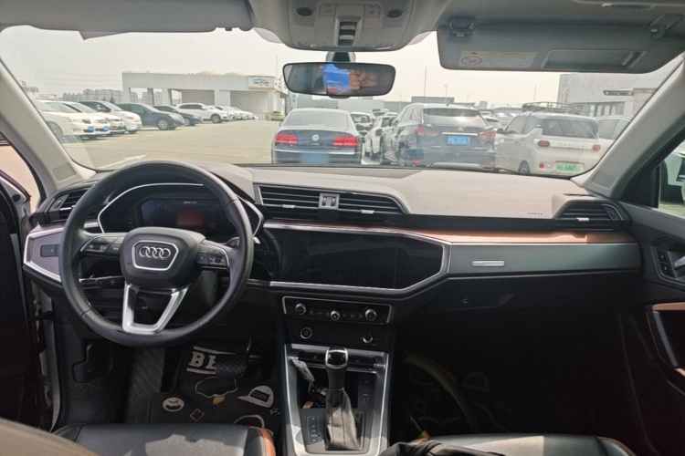 Audi Q3 2021 car image #10