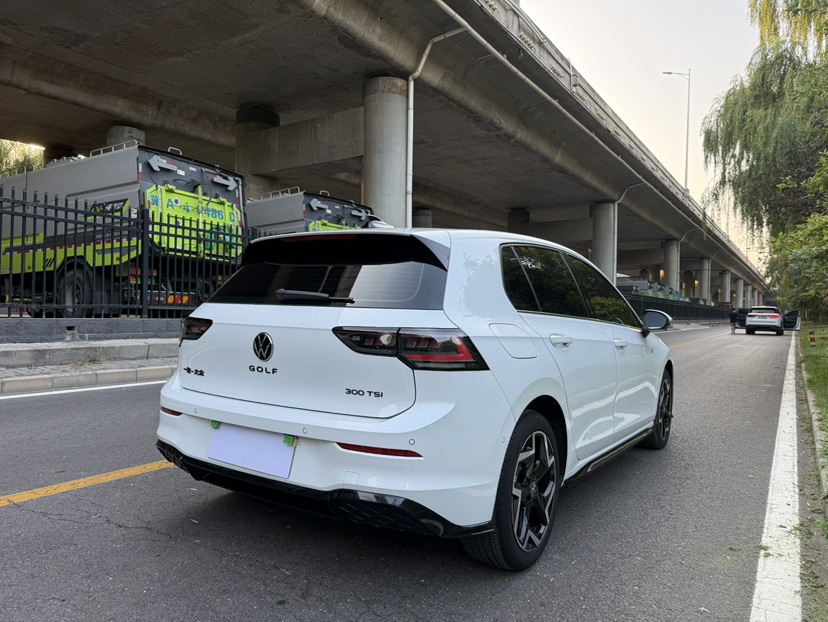 Volkswagen Golf 2025 car image #4