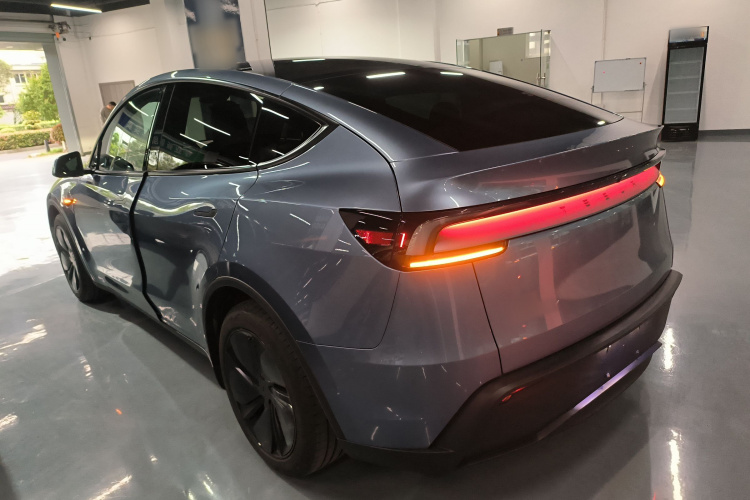 Tesla Model Y 2025 #5 Tesla Model Y 2025 car image #5