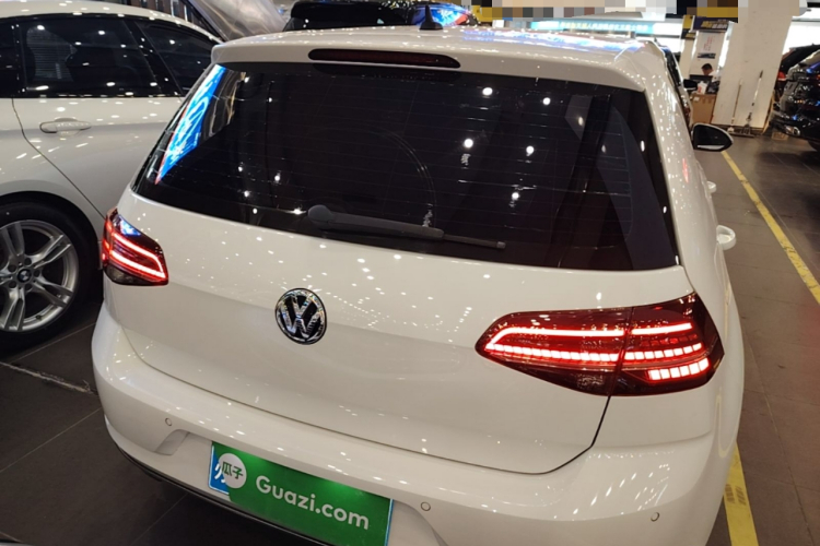 Volkswagen Golf 2019 car image #6