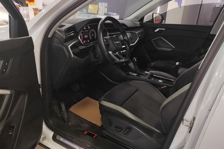 Audi Q3 2022 car image #16