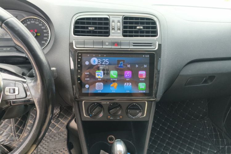 Volkswagen Polo 2016 car image #15