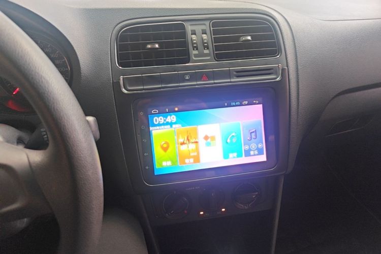 Volkswagen Polo 2018 car image #13