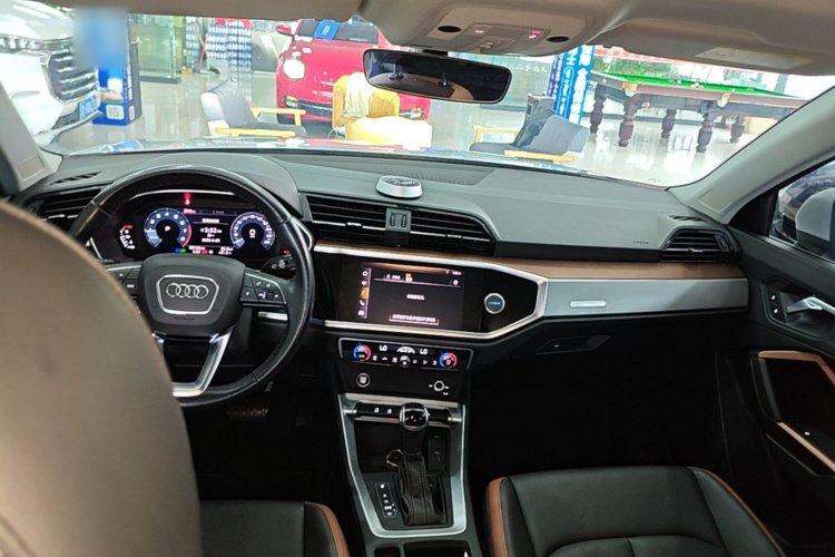 Audi Q3 2021 car image #11