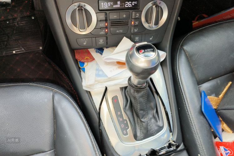 Audi Q3 2015 car image #16