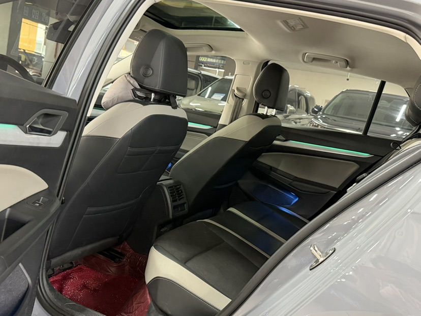 Volkswagen Golf 2023 car image #5