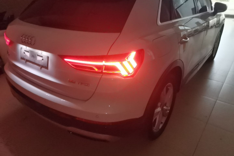 Audi Q3 2022 car image #8